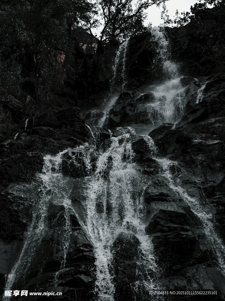 山間瀑布水流傾瀉而下