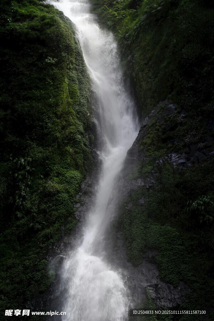 山間瀑布 綠意環(huán)繞的美景