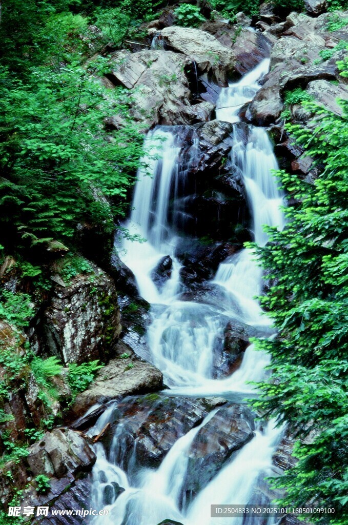 山間溪流瀑布美景