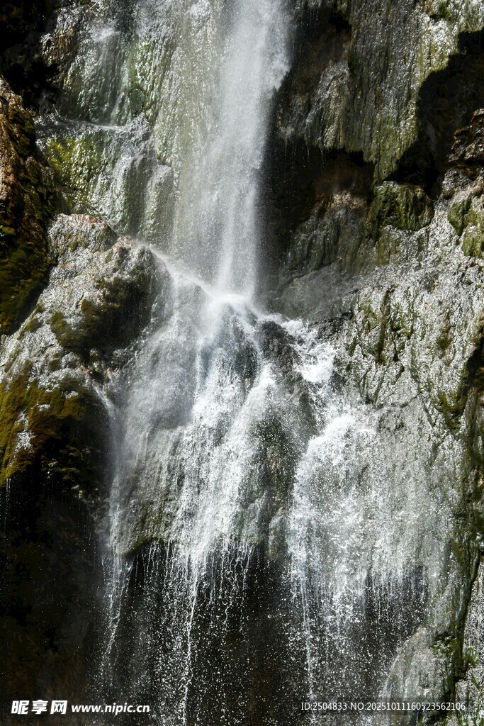 山間瀑布流水景致