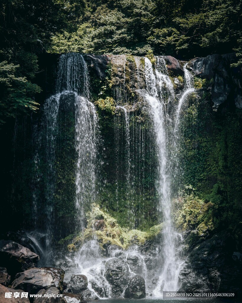 山間瀑布 綠意環(huán)繞的美景