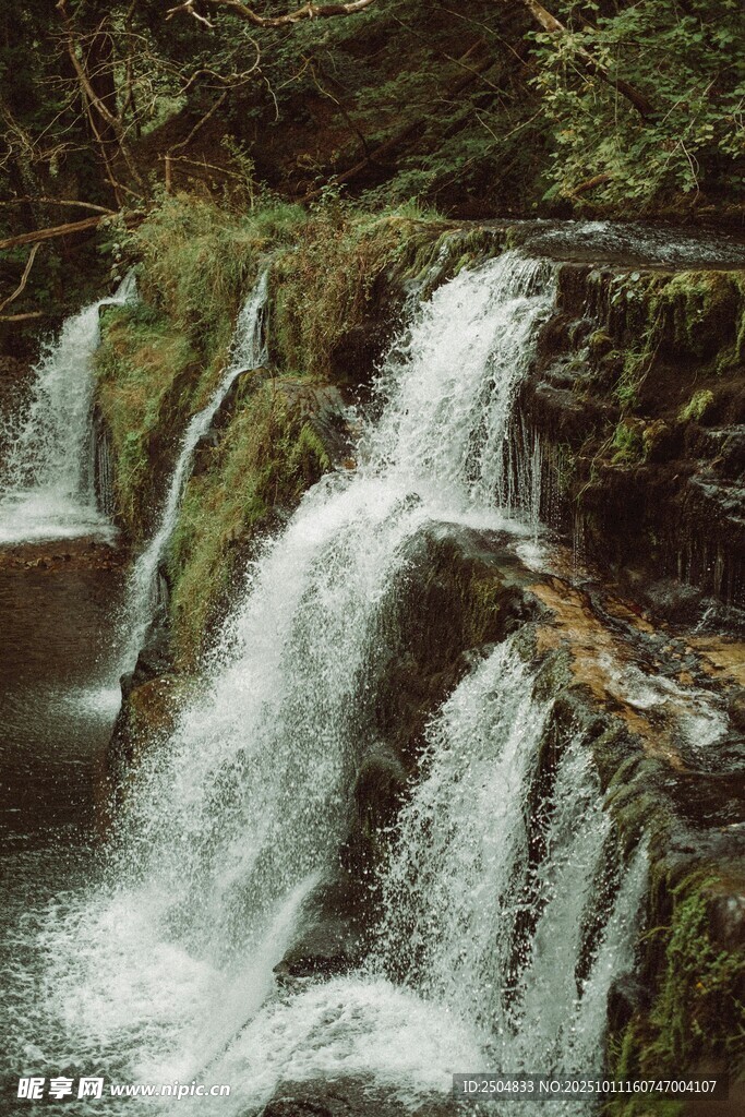 山間潺潺瀑布美景