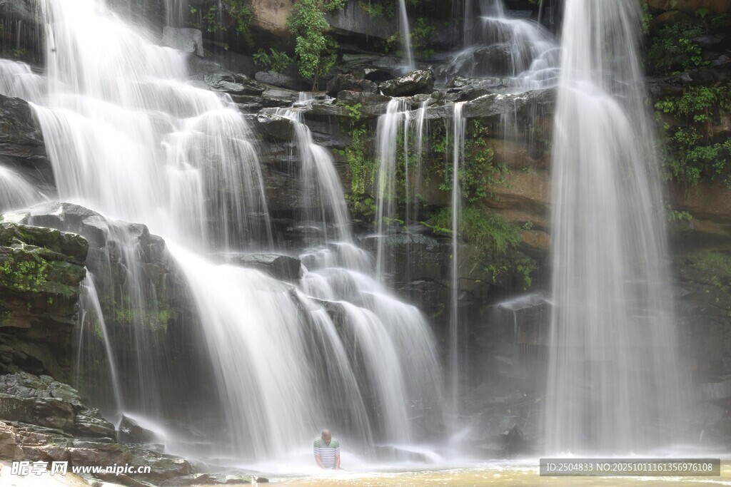 山間飛瀑美景