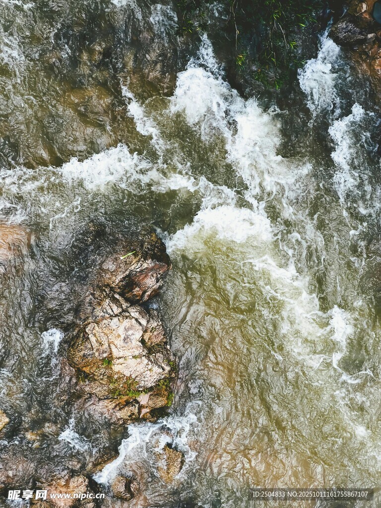山間溪流潺潺過(guò)石