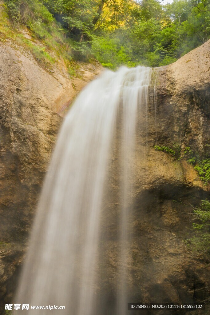 山間瀑布美景