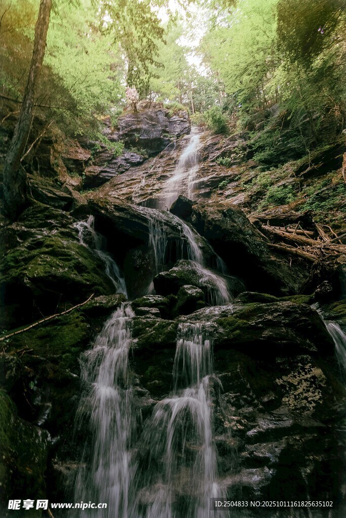 山林間的潺潺瀑布美景