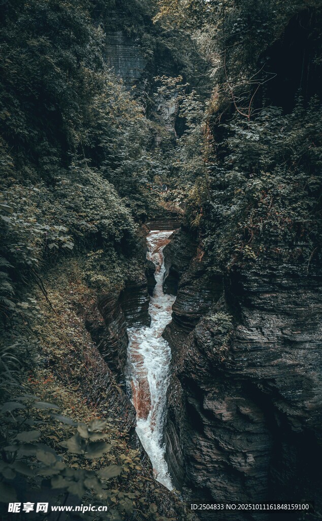 山間瀑布 自然靈動之景