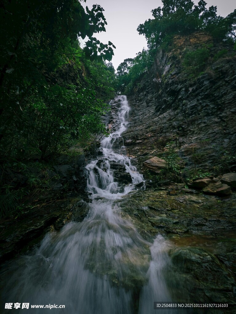 山間瀑布 自然靈動之景
