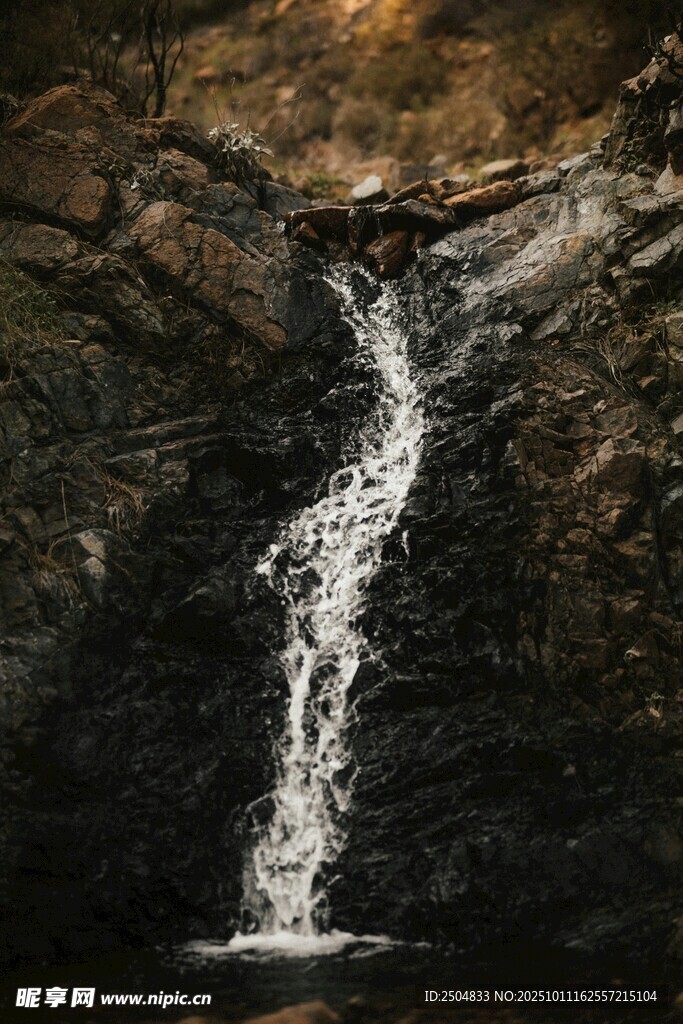 山間瀑布景觀