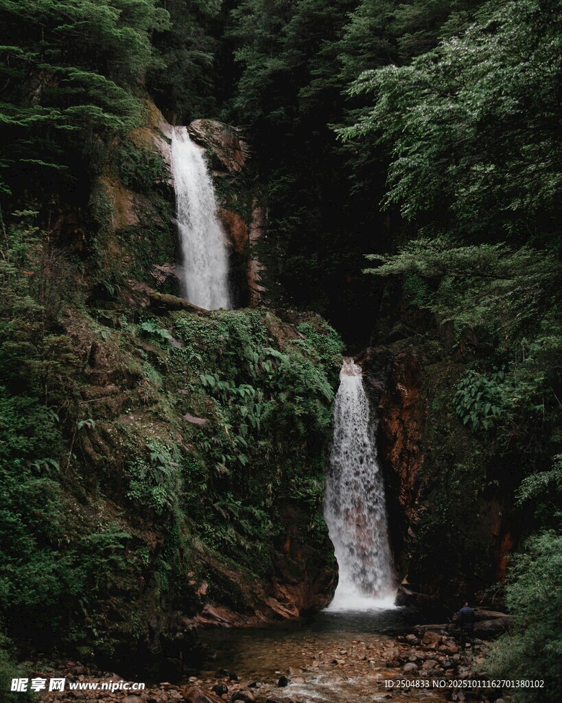 山間雙瀑布的自然美景