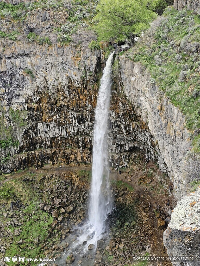山間飛瀑 自然靈動之景