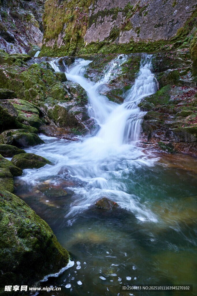 山間溪流小瀑布美景