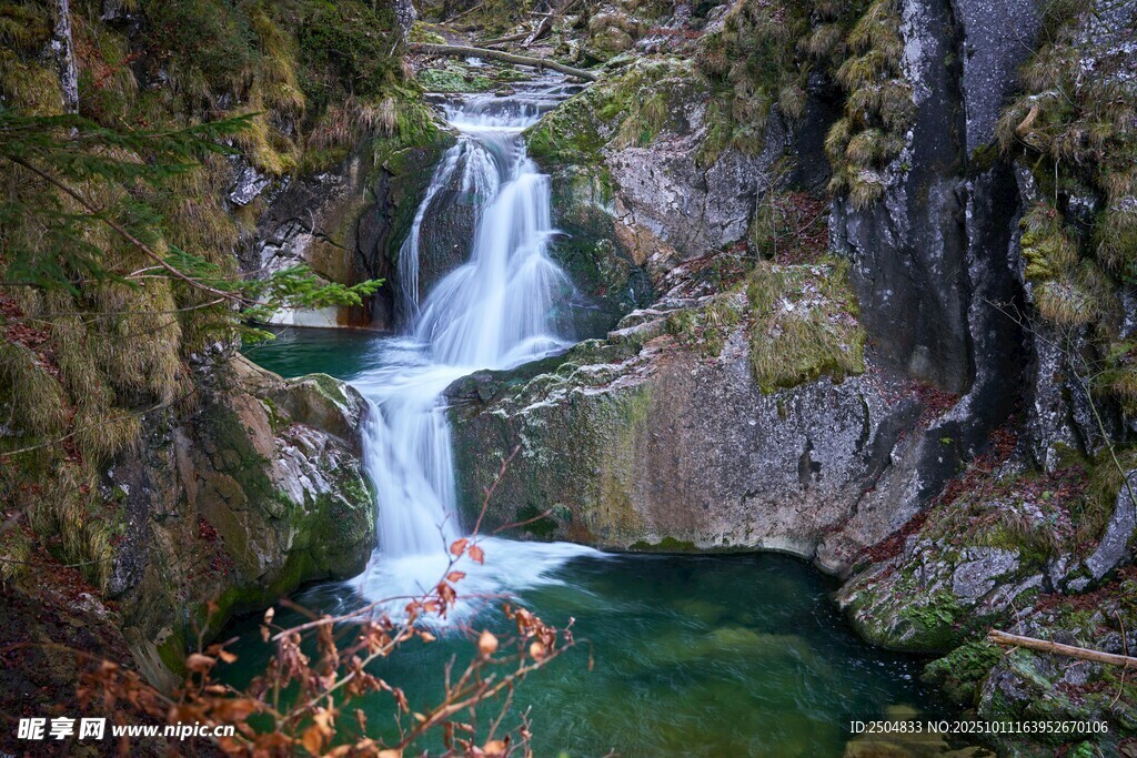 山間秀麗瀑布景觀