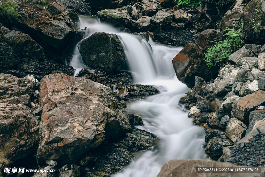 山間溪流小瀑布美景