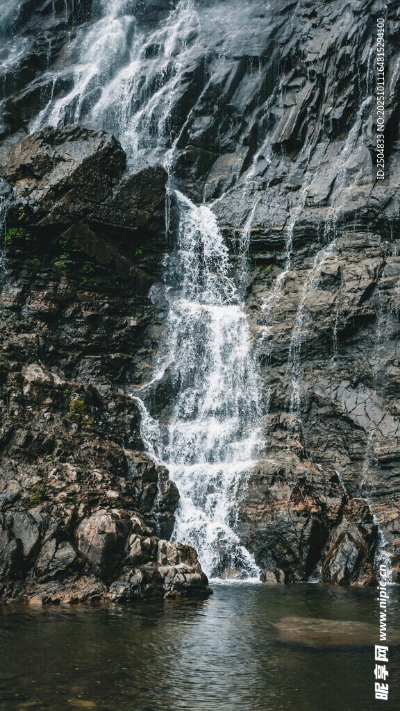 山間瀑布 靈動(dòng)自然之景