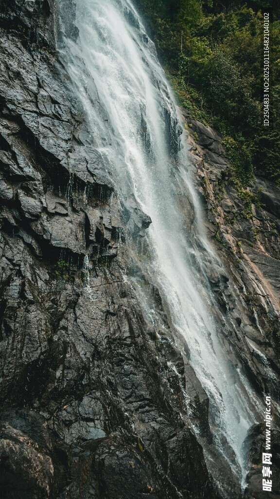 山間瀑布傾瀉而下