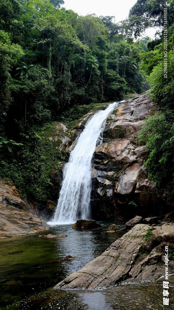 山間瀑布美景