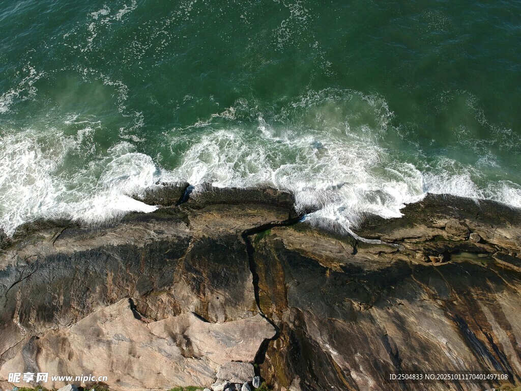 俯瞰海浪拍打岸邊礁石