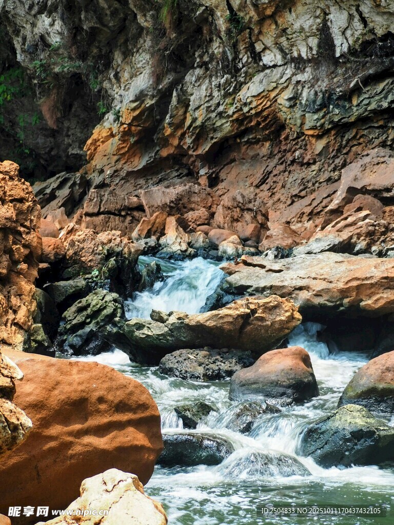 山間溪流穿巖石美景