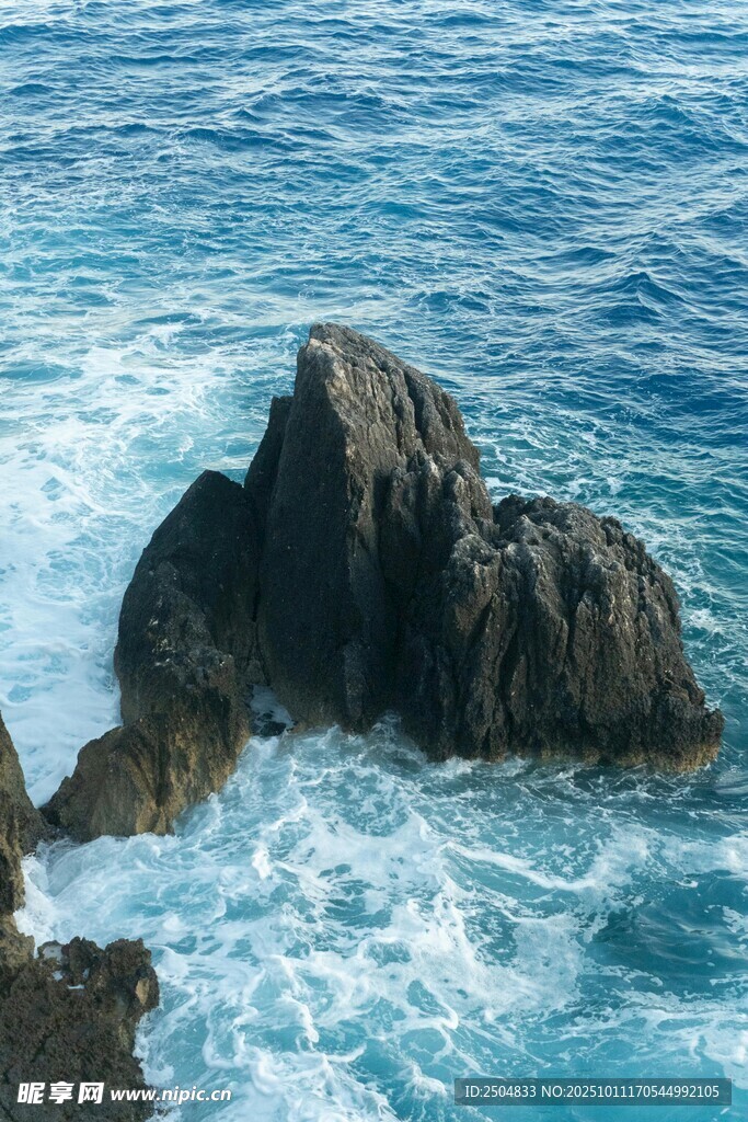 海浪拍擊岸邊嶙峋礁石