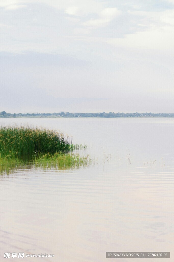 湖畔淺灘景致