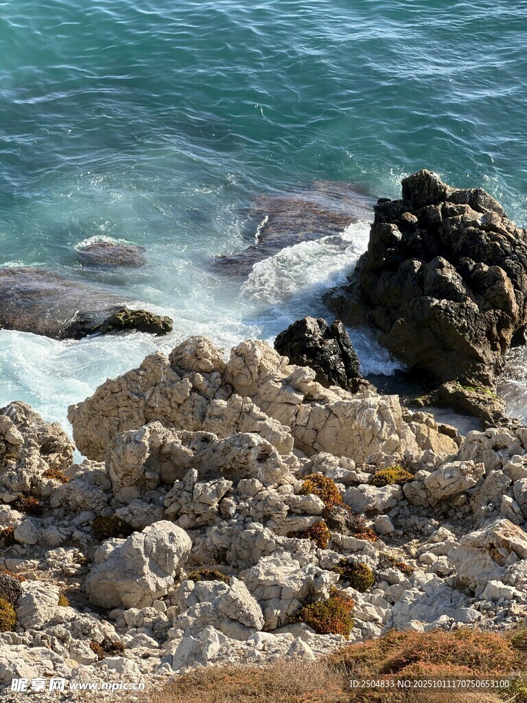 海邊嶙峋巖石與海浪景觀