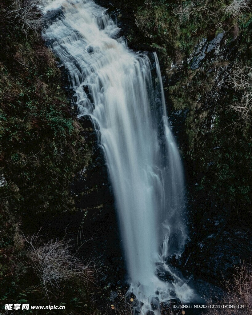 山間瀑布傾瀉而下的美景