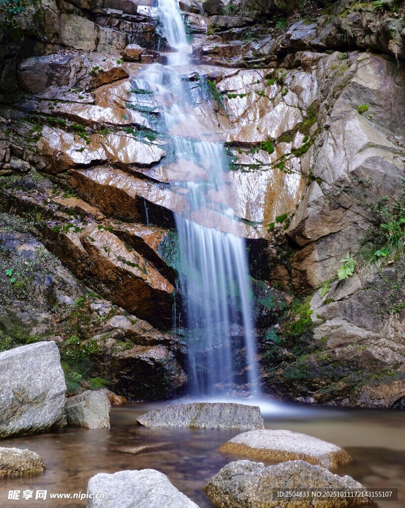 山間小瀑布自然美景