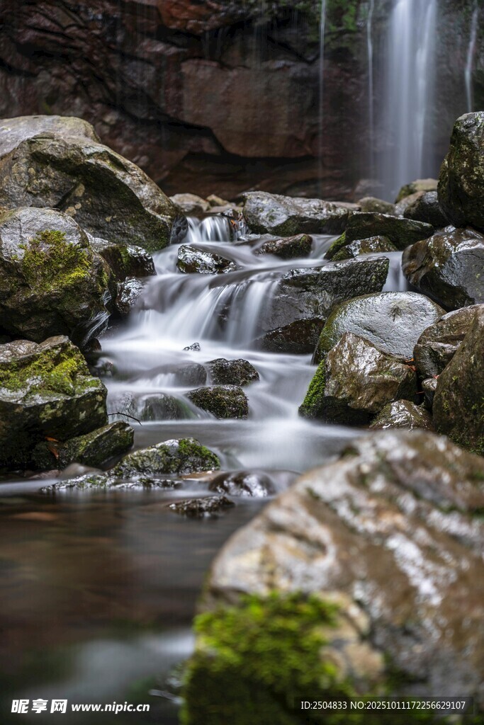 山間溪流瀑布自然美景