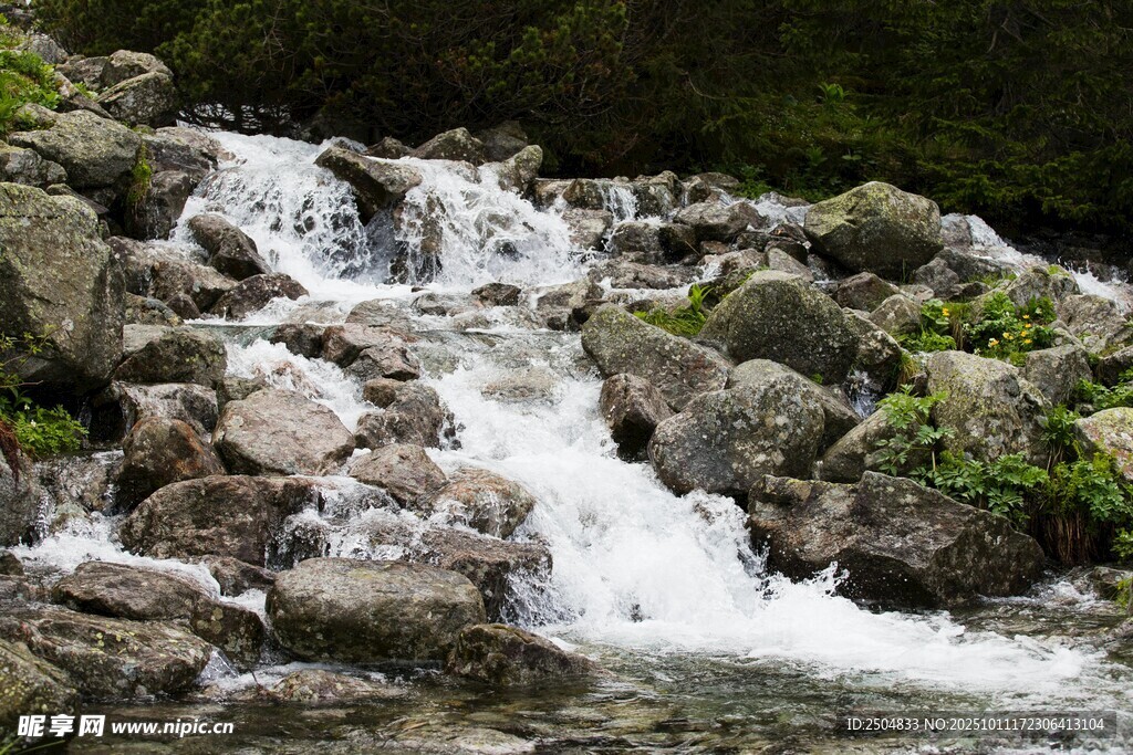 山間溪流瀑布景觀