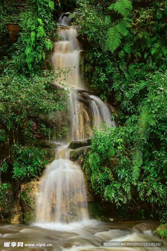 山間瀑布 綠意環(huán)繞的美景