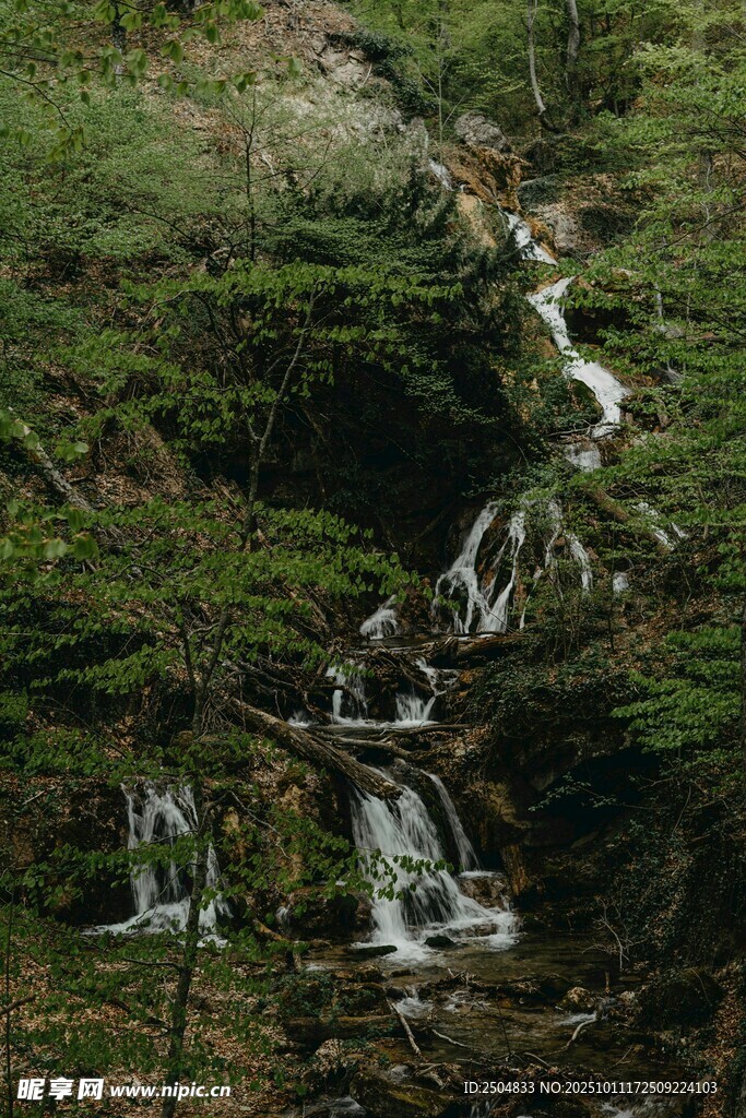 山間溪流瀑布景觀
