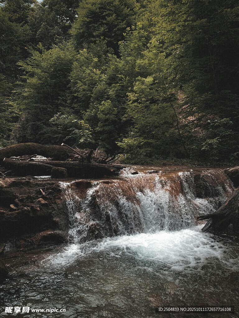 山間溪流瀑布自然美景