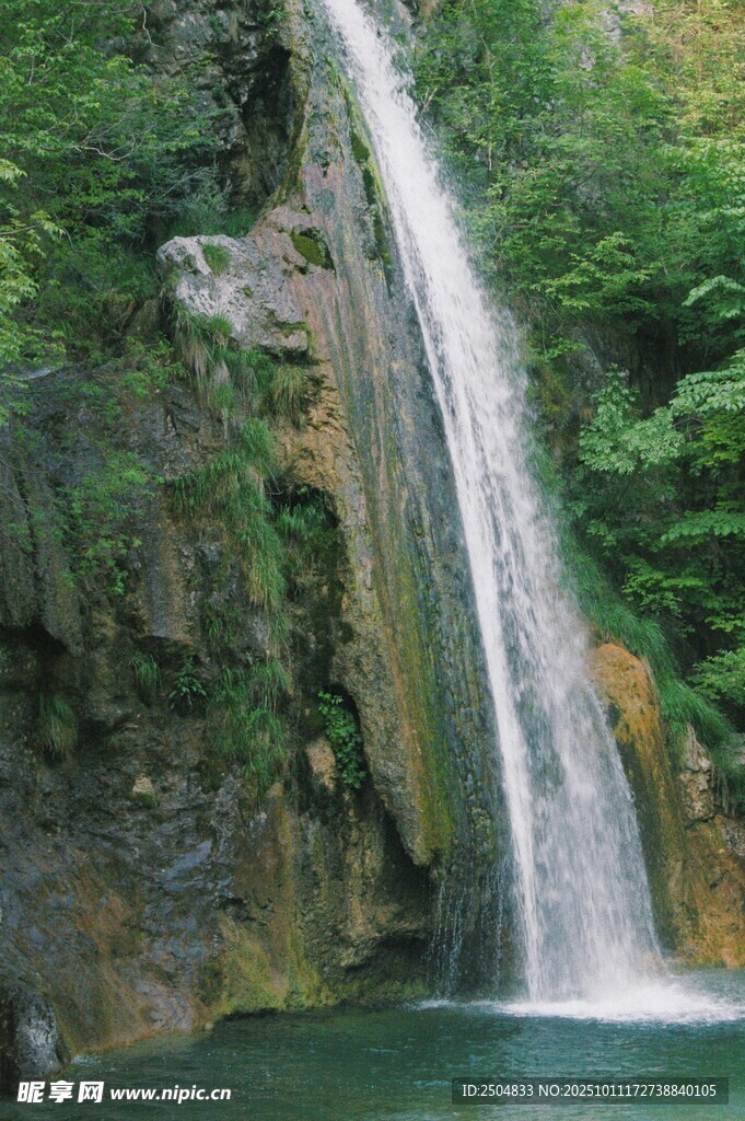 山間飛瀑 碧綠潭水之景