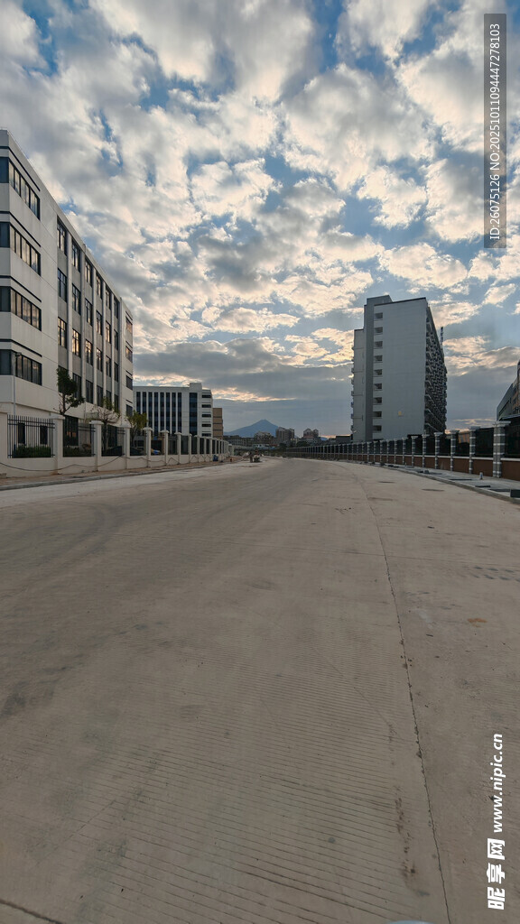 空曠城市道路與藍(lán)天白云