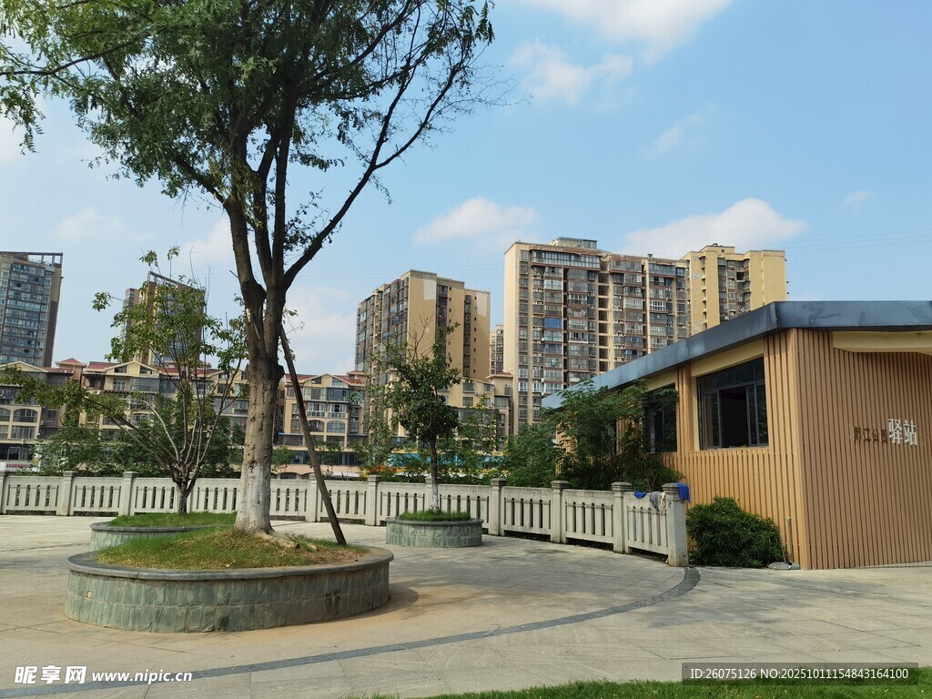 小區(qū)旁的休閑小景