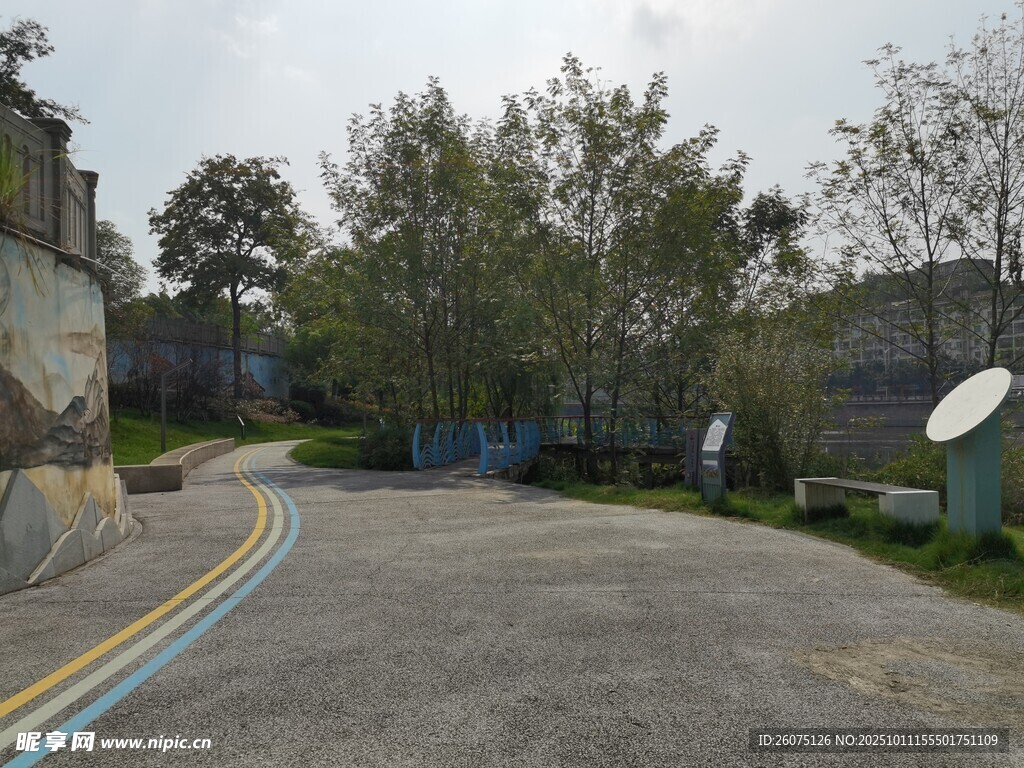 戶外空曠道路與周邊景致