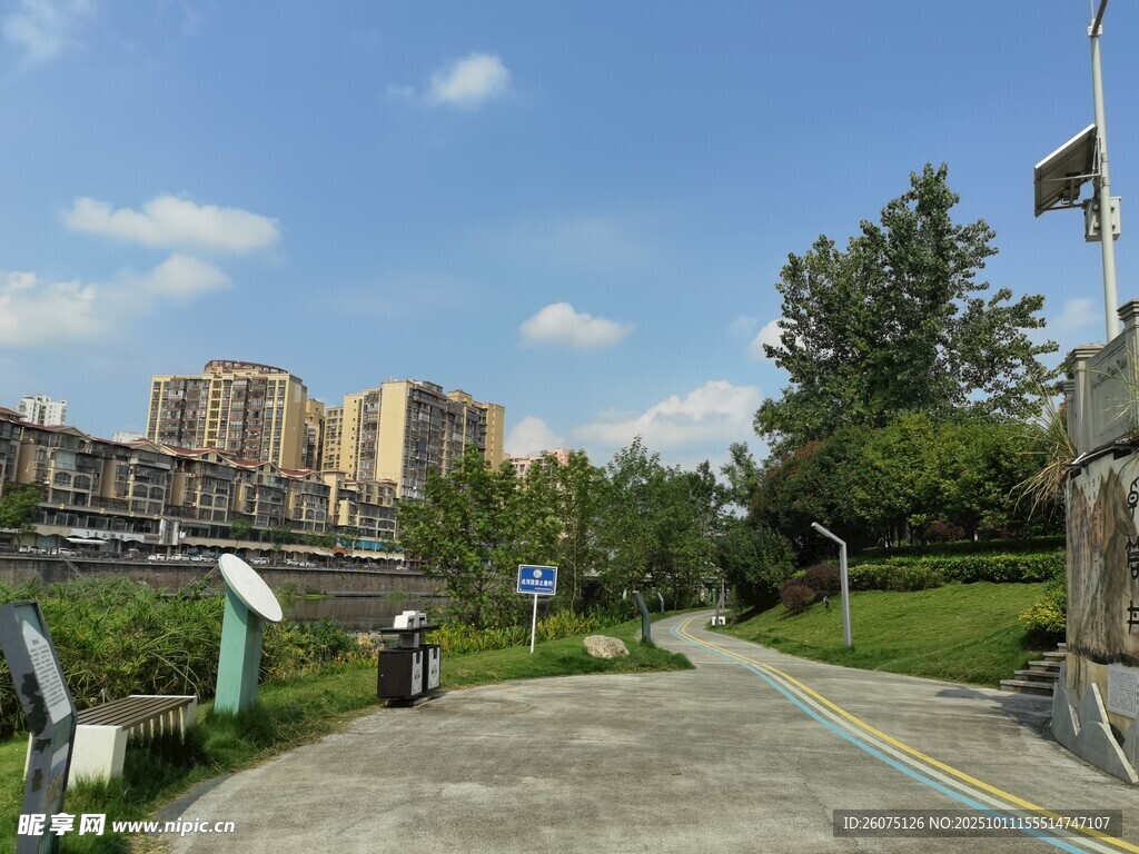 城市中寧靜的戶外道路景觀