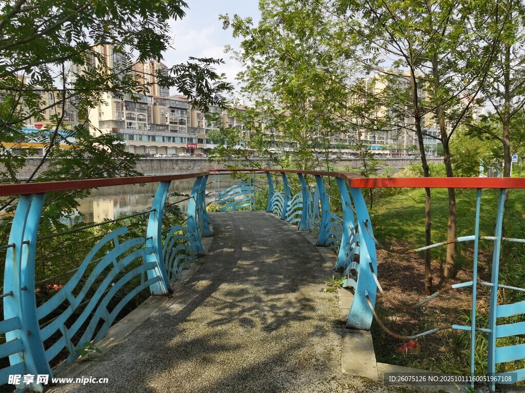 藍色拱形橋與周邊景致