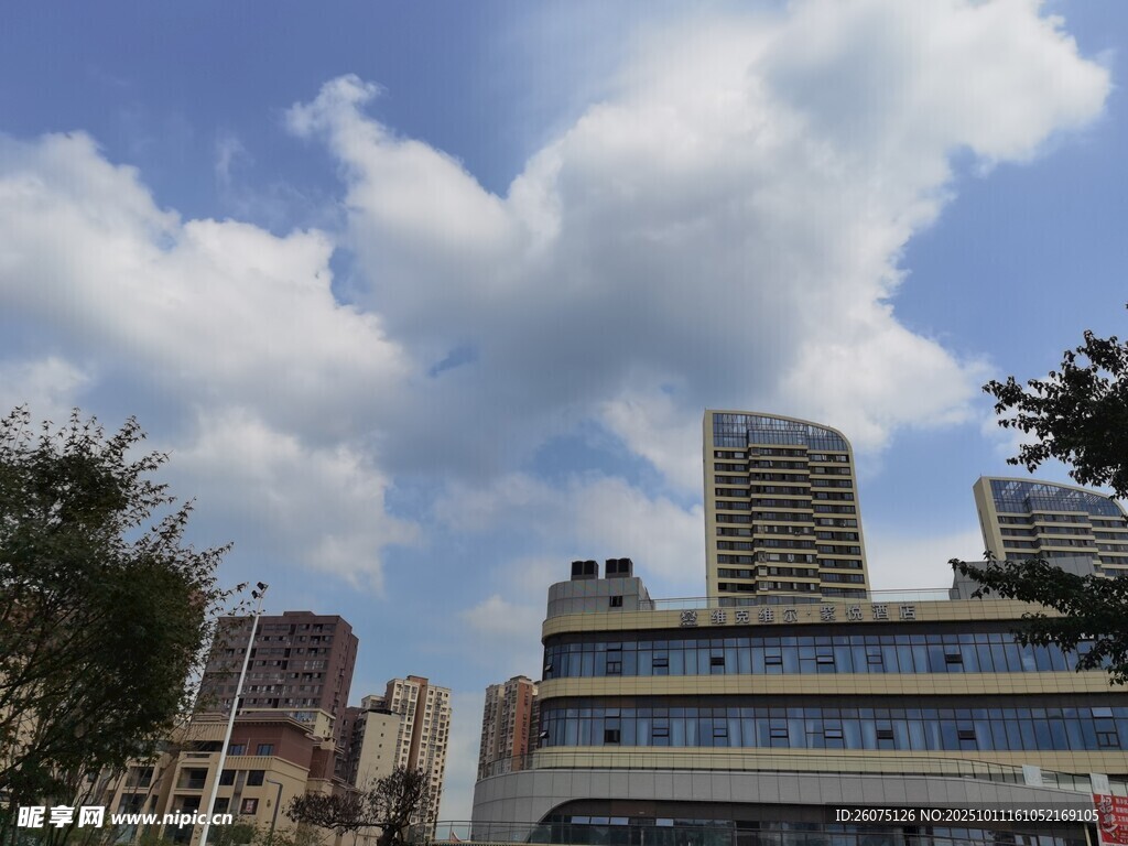 城市高樓與藍天白云景觀