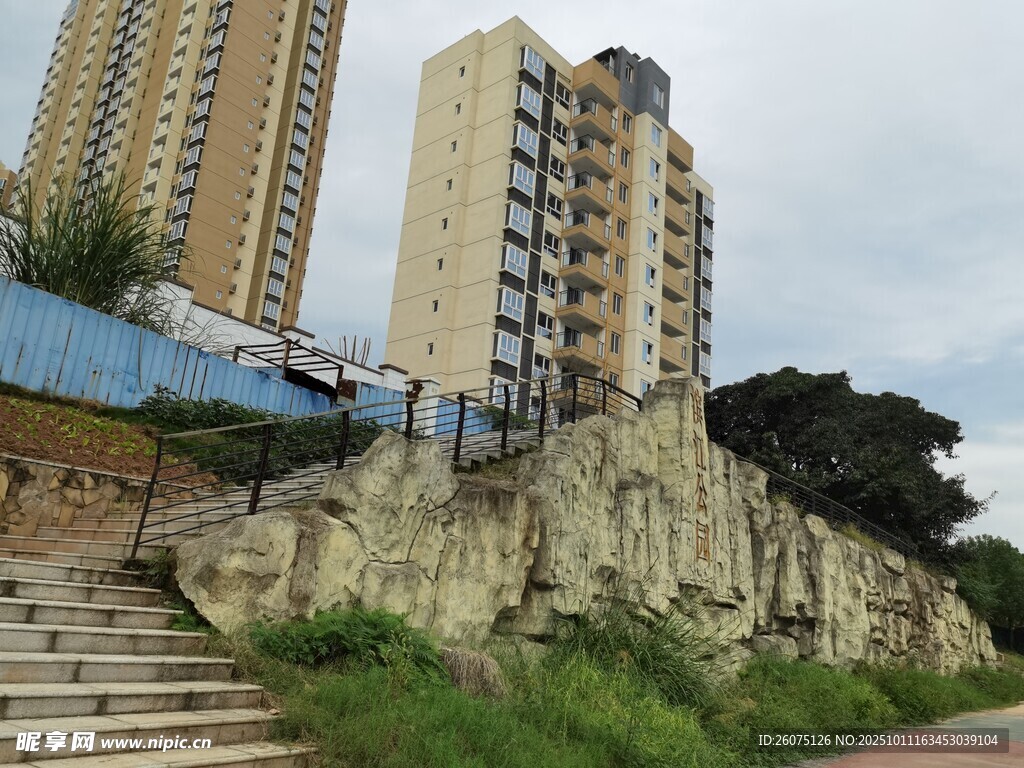 城市中依山而建的居民樓