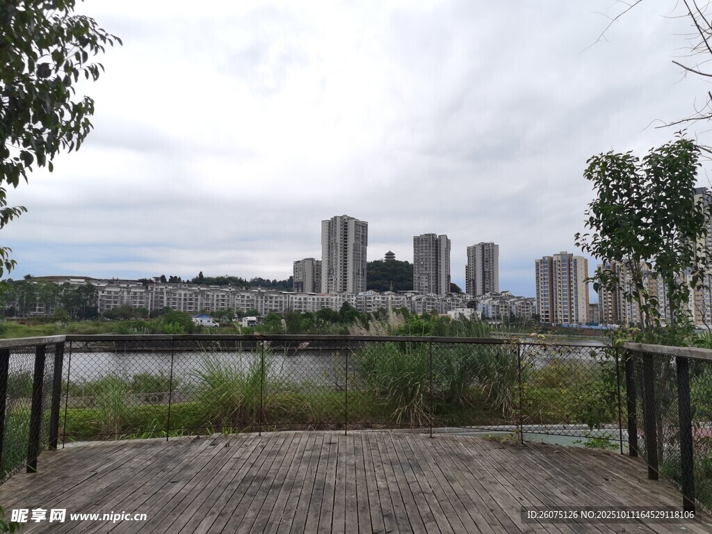 河畔木棧道旁的城市景致