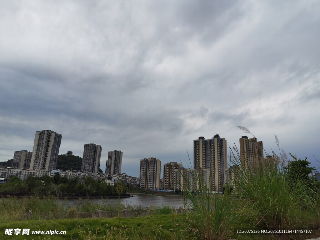 城市天際線與自然景觀