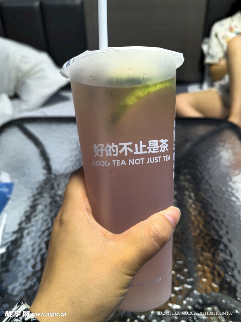 手持粉色茶飲特寫