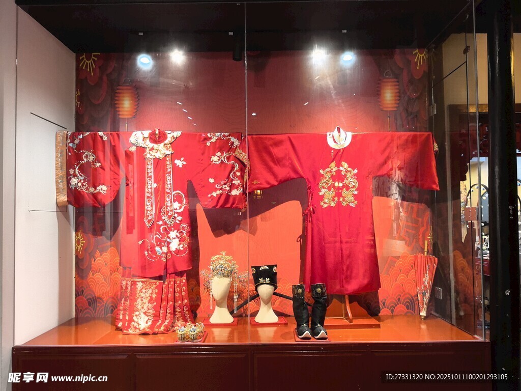 中式傳統(tǒng)服飾櫥窗展示