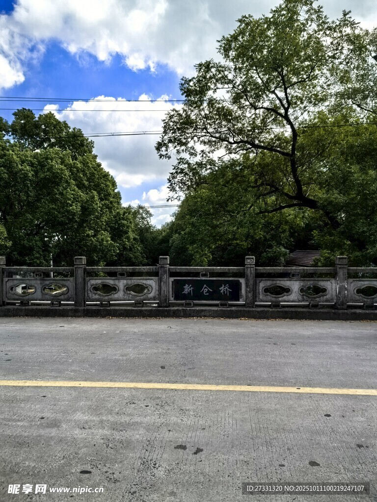 道路旁綠樹(shù)與護(hù)欄景觀