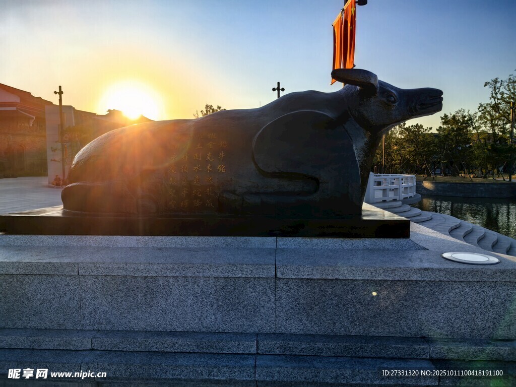 夕陽(yáng)下的牛雕塑