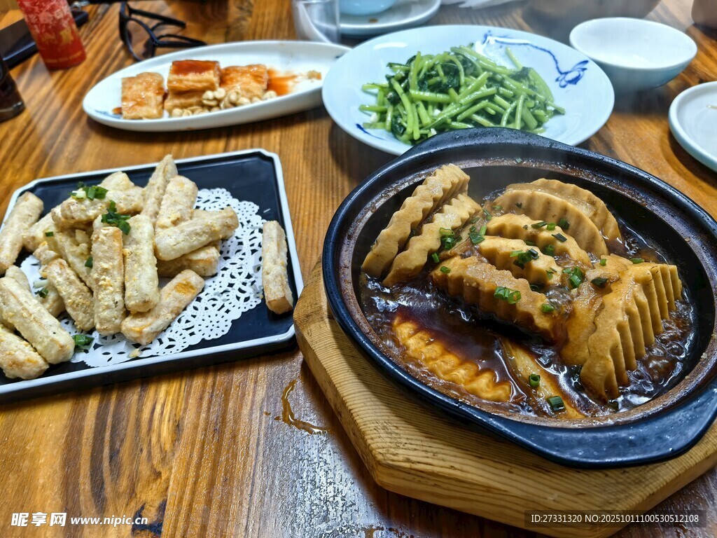 豐盛中式菜肴擺滿一桌