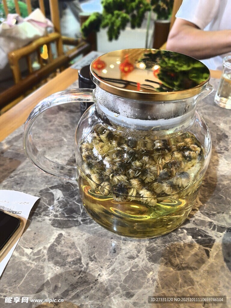玻璃壺泡制的清新綠茶