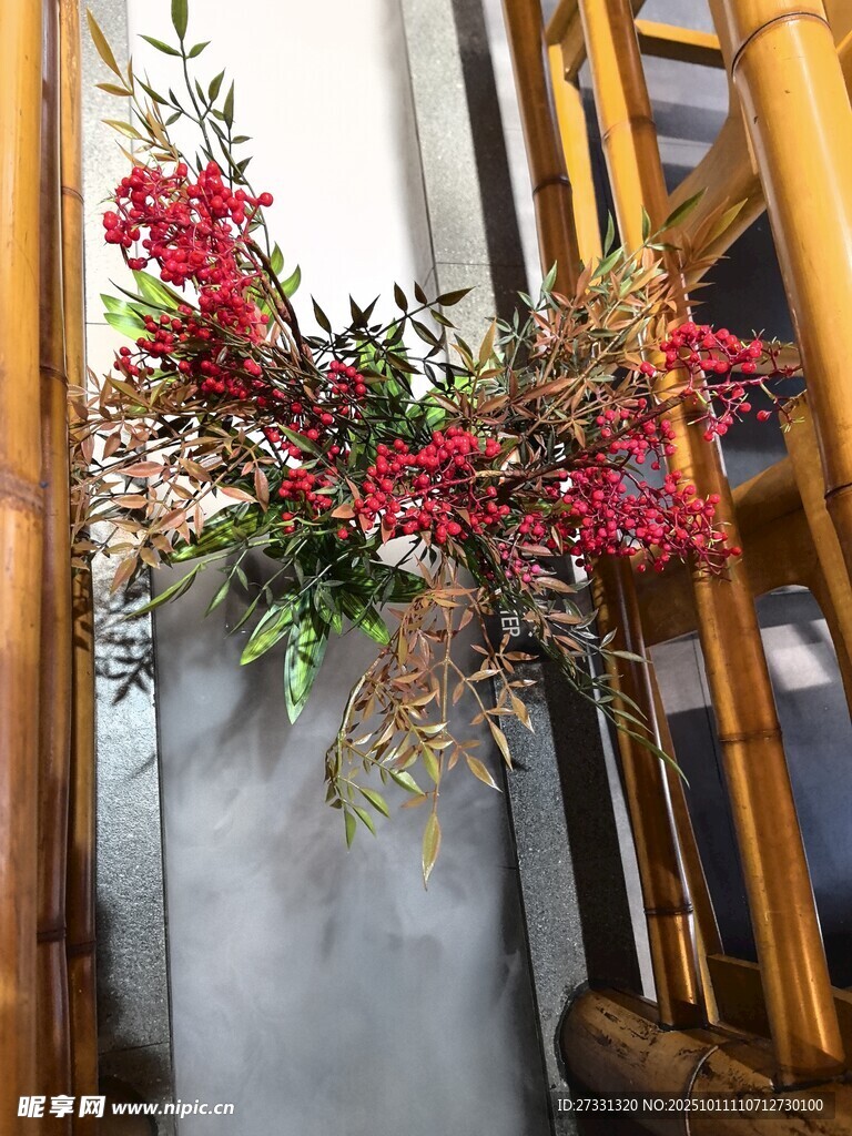 花瓶中艷麗的仿真花卉